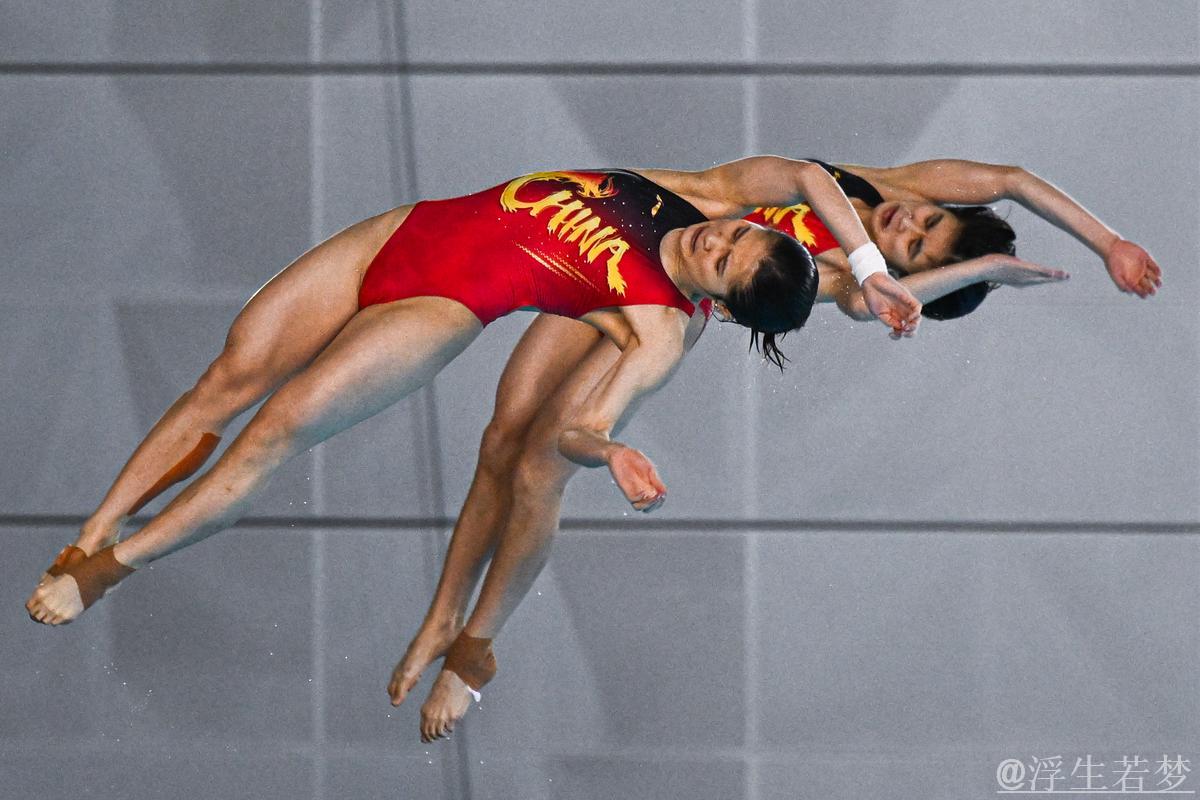 跳水世界杯巅峰对决：女子双人10米跳台冠军争夺战